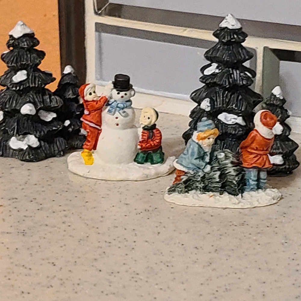 5 Miniature Christmas Village Figurines Decorations for Lighted Houses